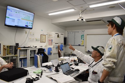 事務室内から製造ラインの稼働状況をモニターする