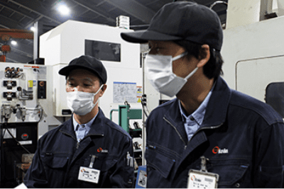 右：軽井川工場 製造部 中村氏
左：本社工場資材生産管理部 中町氏