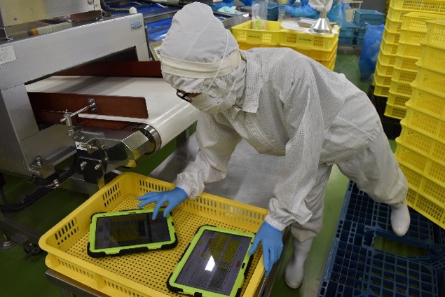 タブレットのi-Reporterへ品質記録を入力する様子